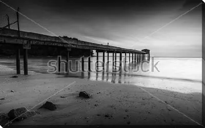 Геометрия прямых линий в архитектуре - уходящий в море деревянный пирс