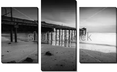 Геометрия прямых линий в архитектуре - уходящий в море деревянный пирс