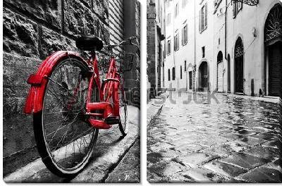Модульная картина Красный велосипед на мощёной улочке в Старом городе