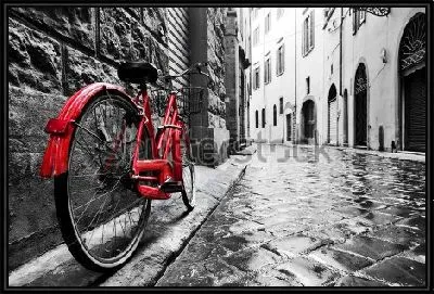 Красный велосипед на мощёной улочке в Старом городе