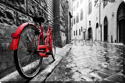 Красный велосипед на мощёной улочке в Старом городе