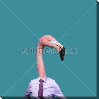 Коллаж с головой розового фламинго в сиреневой рубашке и галстуком на синем фоне