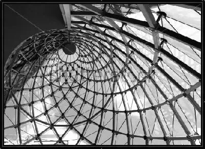 Уходящая ввысь геометрическая перспектива современной архитектуры