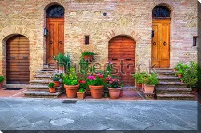 Арочные двери, лестницы и цветочные клумбы в традиционной тосканской архитектуре