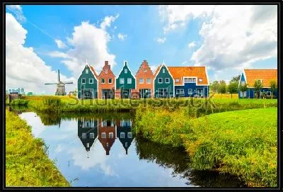 Красивый колоритный пейзаж с цветными домиками и мельницей в Волендаме (Северная Голландия)