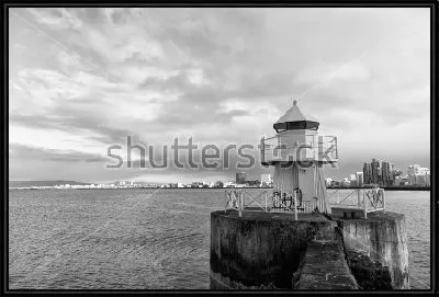 Старинный маяк на каменном пирсе Рейкьявика (Исландия)