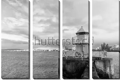 Старинный маяк на каменном пирсе Рейкьявика (Исландия)