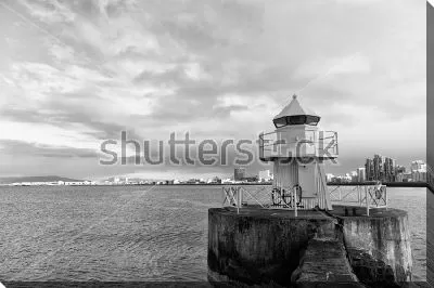 Старинный маяк на каменном пирсе Рейкьявика (Исландия)