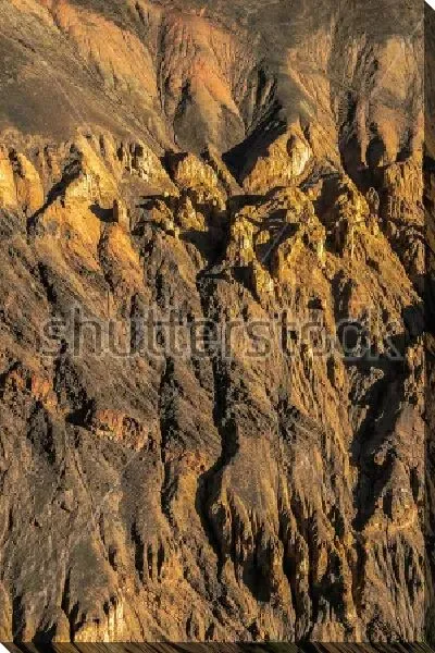 Постер Золотые горы с красивым рельефом