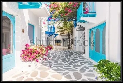 Красивая архитектура уютной улочки на острове Санторини