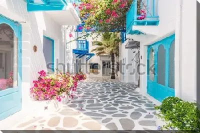 Красивая архитектура уютной улочки на острове Санторини