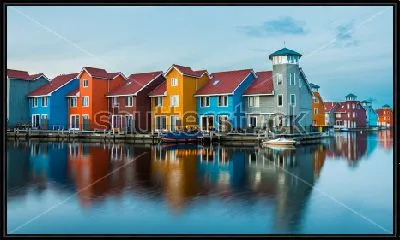 Яркие разноцветные голландские домики с отражением в воде