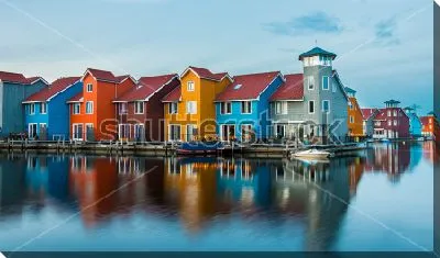 Яркие разноцветные голландские домики с отражением в воде