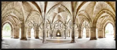 Картина Красивый лабиринт с арочными сводами и колоннами