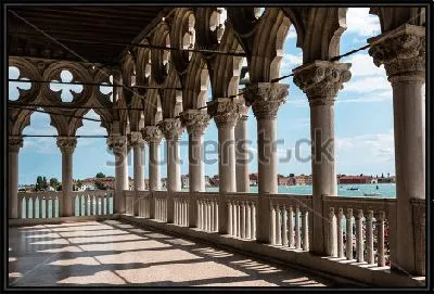 Фрагмент внутреннего интерьера аркады Дворца Дожей в Венеции