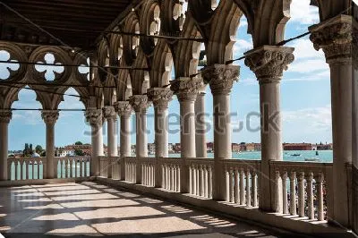 Фрагмент внутреннего интерьера аркады Дворца Дожей в Венеции