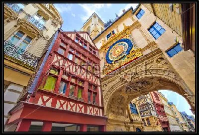 Картина Фрагмент с яркими домами средневековой архитектуры и большими уличными часами над аркой в Руане (Франция)