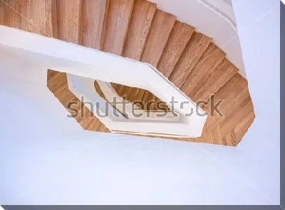 Постер Деревянная винтовая лестница с белыми перилами