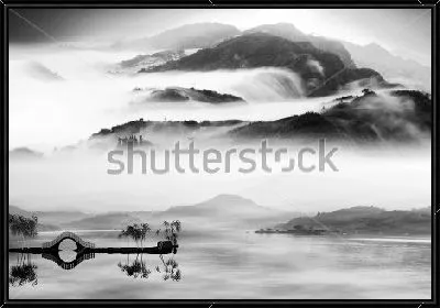 Прекрасный монохромный пейзаж в стиле китайской живописи тушью - высокие горы в тумане и красивый мостик на озере