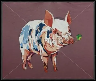 Забавный чумазый поросёнок с веточкой клевера во рту