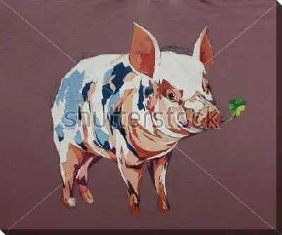 Забавный чумазый поросёнок с веточкой клевера во рту