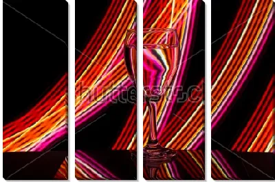 Бокал вина на чёрном фоне с полосами разноцветного неонового света