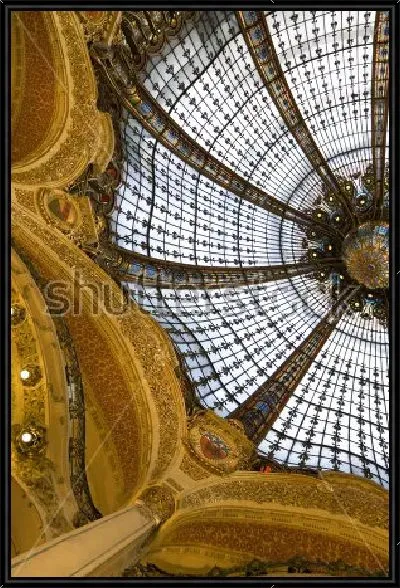 Картина Фрагмент витражного купола в виде солнца с расходящимися лучами на золотых арочных перекрытиях - в стиле арт-деко