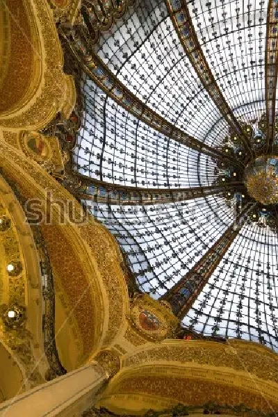 Плакат Фрагмент витражного купола в виде солнца с расходящимися лучами на золотых арочных перекрытиях - в стиле арт-деко