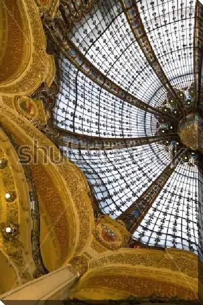 Постер Фрагмент витражного купола в виде солнца с расходящимися лучами на золотых арочных перекрытиях - в стиле арт-деко