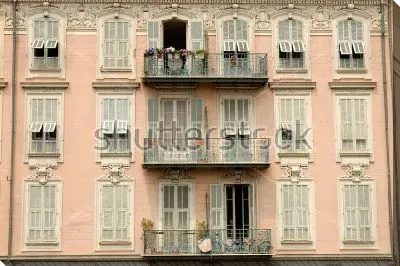 Картина маслом Фрагмент фасада здания в стиле арт-деко в старой Ницце на Лазурном Берегу Франции - с высокими окнами и ажурными балконами