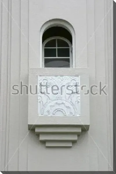 Картина маслом Фрагмент роскошного экстерьера здания в стиле арт-деко - небольшое арочное окно с имитацией массивного балкона