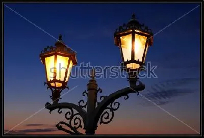 Красивый свет уличного фонаря в сумерках