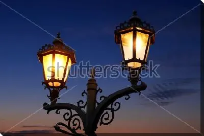 Красивый свет уличного фонаря в сумерках