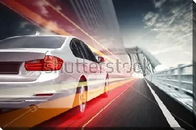 Постер Белый автомобиль мчится по трассе через мост