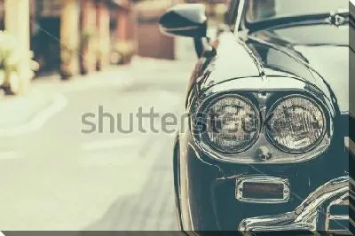 Фары красивого чёрного автомобиля крупным планом