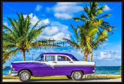 Красивый американский автомобиль фиолетового цвета на фоне пальм и морского побережья