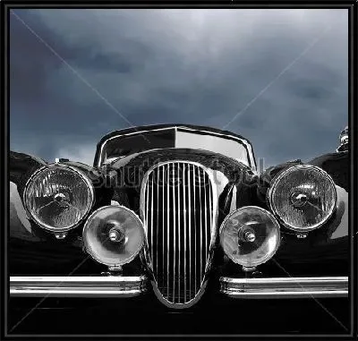 Картина Передняя часть чёрного ретро автомобиля с фарами на фоне свинцового неба