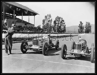 Картина Исторический кадр старта автогонок на первых гоночных автомобилях