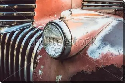 Постер Фара старого ржавого автомобиля крупным планом