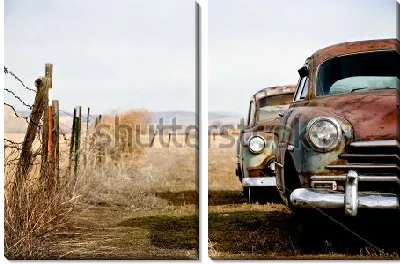 Пейзаж с заброшенными ржавыми ретро автомобилями в степи