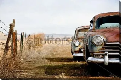 Пейзаж с заброшенными ржавыми ретро автомобилями в степи