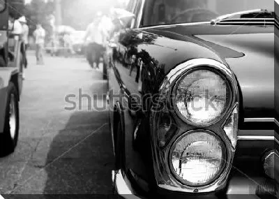 Хромированные фары классического автомобиля