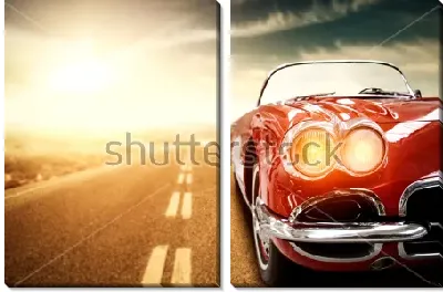 Роскошный красный автомобиль мчится по залитой солнцем трассе