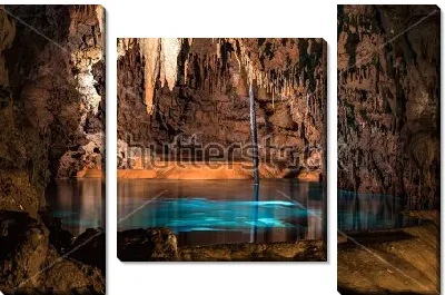 Модульная картина Лазурное озеро и сталактиты в подземной пещере Окинавы, Япония