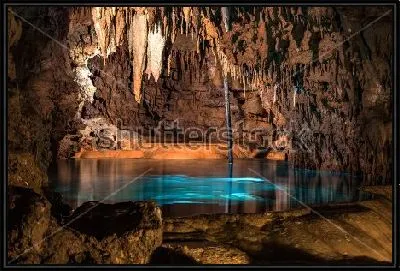 Картина Лазурное озеро и сталактиты в подземной пещере Окинавы, Япония