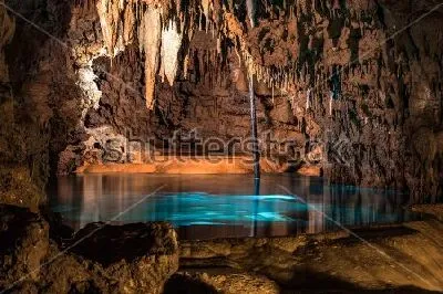 Плакат Лазурное озеро и сталактиты в подземной пещере Окинавы, Япония