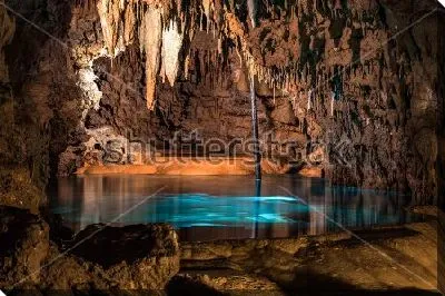 Постер Лазурное озеро и сталактиты в подземной пещере Окинавы, Япония