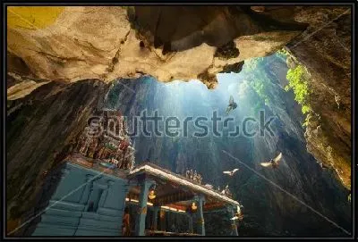 Картина Льющийся свет в храме Бату в пещере (Куала-Лумпур, Малайзия)