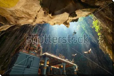 Льющийся свет в храме Бату в пещере (Куала-Лумпур, Малайзия)