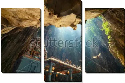 Льющийся свет в храме Бату в пещере (Куала-Лумпур, Малайзия)